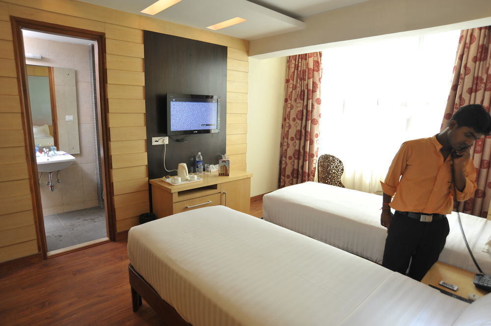 Hotel Emarald, Nueva Delhi Exterior foto